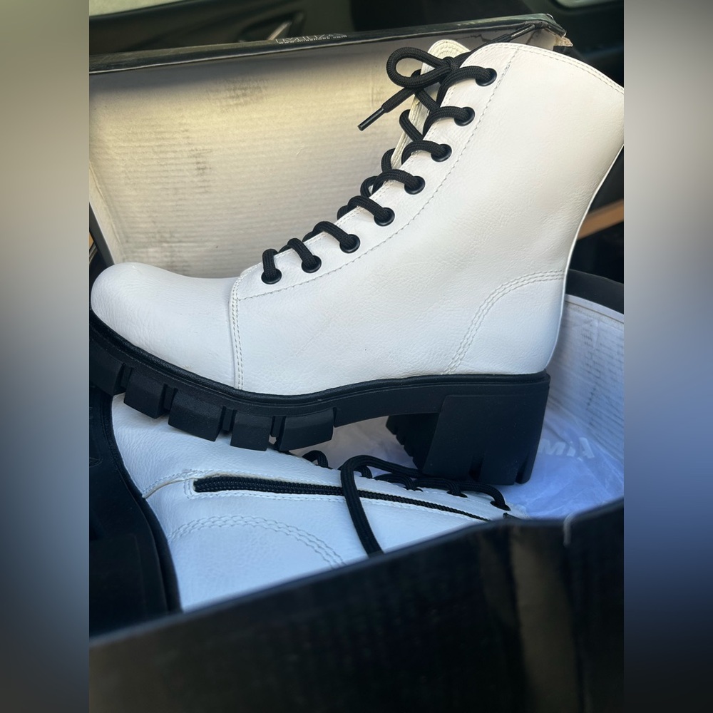 Stylish White Lace-Up Women's Boots